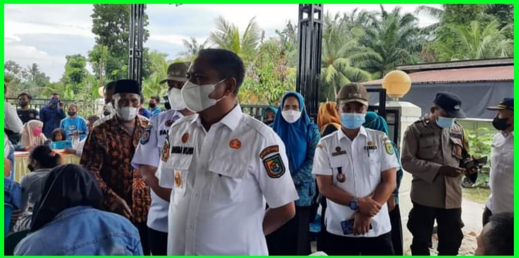 Bupati Sergai Darma Wijaya dan Wabup Adlin Umar Yusri Tambunan terpisah meninjau pelaksanaan vaksinasi di Kecamatan Perbaungan dan Pantai Cermin,Rabu (8/12/2021).