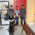 Kanit Reskrim Polsek Firdaus IPTU Rahmad Mula Purba saat amankan pelaku (tengah) dan berikut barang bukti