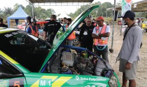 Wakil Gubernur (Wagub) Sumatera Utara (Sumut) Musa Rajekshah melepas para peserta Kejuaraan Nasional Rally Putaran I & II, Danau Toba Rally 2021, di areal perkebunan Toba Pulp Lestari, Kabupaten Simalungun, Jumat (10/12). Diharapkan, gelaran dapat membangkitkan gairah ekonomi di Sumut, di tengah-tengah Pandemi Covid-19 yang masih berlangsung.