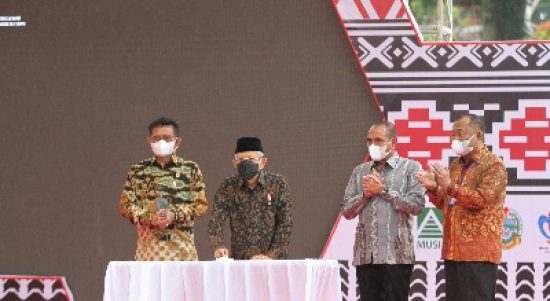 Wakil Presiden Republik Indonesia (Wapres RI) KH Ma'ruf Amin menyampaikan kata sambutan pada acara Peringatan Hari Rempah Nasional dan Pembukaan Expo Indonesia Spices Business Forum and Expo (ISBFE) 2021 di Hotel Niagara, Jalan Pembangunan No.1, Parapat, Kabupaten Simalungun, Sumatera Utara, Jumat (10/12).