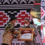 Gubernur Sumatera Utara (Sumut) Edy Rahmayadi menerima penghargaan Anugerah Pratama Perkebunan Indonesia (APPI) yang diserahkan Menteri Pertanian RI Syahrul Yasin Limpo, pada acara Peringatan Hari Perkebunan ke-64 dan Hari Rempah Nasional ke-1 di Niagara Hotel Lake Toba, Jumat (10/12). Edy Rahmayadi menerima penghargaan APPI kategori birokrasi ini, arena dinilai berkontribusi dalam pengembangan perkebunan Sumut, terutama sawit dan hilirisasi perkebunan
