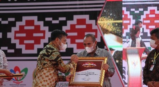 Gubernur Sumatera Utara (Sumut) Edy Rahmayadi menerima penghargaan Anugerah Pratama Perkebunan Indonesia (APPI) yang diserahkan Menteri Pertanian RI Syahrul Yasin Limpo, pada acara Peringatan Hari Perkebunan ke-64 dan Hari Rempah Nasional ke-1 di Niagara Hotel Lake Toba, Jumat (10/12). Edy Rahmayadi menerima penghargaan APPI kategori birokrasi ini, arena dinilai berkontribusi dalam pengembangan perkebunan Sumut, terutama sawit dan hilirisasi perkebunan