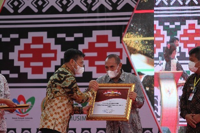 Gubernur Sumatera Utara (Sumut) Edy Rahmayadi menerima penghargaan Anugerah Pratama Perkebunan Indonesia (APPI) yang diserahkan Menteri Pertanian RI Syahrul Yasin Limpo, pada acara Peringatan Hari Perkebunan ke-64 dan Hari Rempah Nasional ke-1 di Niagara Hotel Lake Toba, Jumat (10/12). Edy Rahmayadi menerima penghargaan APPI kategori birokrasi ini, arena dinilai berkontribusi dalam pengembangan perkebunan Sumut, terutama sawit dan hilirisasi perkebunan