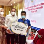 Gubernur Sumatera Utara (Sumut) Edy Rahmayadi bersama Ketua Tim Penggerak Pemberdayaan dan Kesejahteraan Keluarga (TP PKK) Provinsi Sumut, Nawal Lubis menghadiri Peringatan Hari Disabilitas Internasional, Provinsi Sumut di Aula Tengku Rizal Nurdin, Rumah Dinas Gubernur Sumut, Jalan Sudirman Medan, Senin (13/12/2021). Gubernur memberi apresiasi yang setinggi-tingginya kepada para disabilitas, terutama mereka yang berhasil membawa harum nama Sumut.