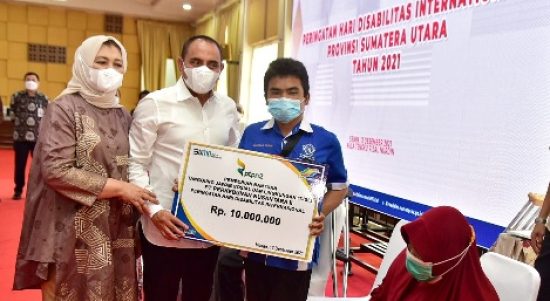 Gubernur Sumatera Utara (Sumut) Edy Rahmayadi bersama Ketua Tim Penggerak Pemberdayaan dan Kesejahteraan Keluarga (TP PKK) Provinsi Sumut, Nawal Lubis menghadiri Peringatan Hari Disabilitas Internasional, Provinsi Sumut di Aula Tengku Rizal Nurdin, Rumah Dinas Gubernur Sumut, Jalan Sudirman Medan, Senin (13/12/2021). Gubernur memberi apresiasi yang setinggi-tingginya kepada para disabilitas, terutama mereka yang berhasil membawa harum nama Sumut.
