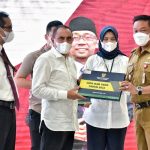 Gubernur Sumatera Utara Edy Rahmayadi menghadiri acara penyerahan Daftar Isian Pelaksanaan Anggaran (DIPA) dan Transfer ke Daerah dan Dana Desa (TKDD) untuk Kabupaten dan Kota se Sumut di Aula Tengku Rizal Nurdin, Rumah Dinas Gubernur Sumut, Jalan Sudirman Medan, Senin (13/12/2021).