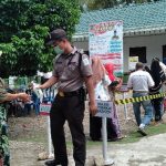 Petugas pasar murah minyak goreng melakukan pemeriksaan standar suhu kepada warga.