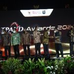 Asisten Administrasi Umum Setdaprov Sumut Hasmirizal Lubis mewakili Gubernur Sumut Edy Rahmayadi bersama Gubernur Lampung Arinal Junaidi, Gubernur DKI Jakarta Anies Baswedan, Wakil Gubernur Jateng Taj Yasin Maimoen, dan Wakil Gubernur Jabar Uu Ruzhanul Ulum, menerima penghargaan Tim Percepatan Akses Keuangan Daerah (TPAKD) Awards 2021, di Ballroom Hotel Grand Hyatt Jakarta, Kamis (16/12).