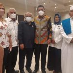 Ketua SMSI Sumut Zulfikar Tanjung bersama Wakil Ketua Agus S Lubis dan Sekretaris Erris J Napitupulu foto bersama mantan Gubsu HT Erry Nuradi dan Ustad KH Zulfikar Hajar Lc pada acara pelantikan pengurus PWI Sumut masa bakti 2021 - 2026