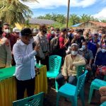 Gubernur Sumatera Utara (Sumut) Edy Rahmayadi bersama Pangdam I/BB Mayjend TNI Hassanudin, Kapolda Sumut Irjen Pol RZ Panca Putra Simanjuntak meninjau banjir di Desa Sikara Kara, Kecamatan Natal, Kabupaten Mandailing Natal (Madina), Senin (20/12). Banjir yang melanda sejak 17 Desember 2021 itu kini sudah berangsur-angsur surut