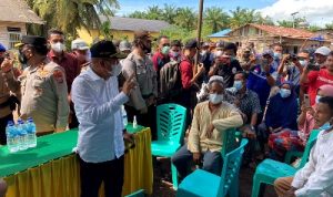 Gubernur Sumatera Utara (Sumut) Edy Rahmayadi bersama Pangdam I/BB Mayjend TNI Hassanudin, Kapolda Sumut Irjen Pol RZ Panca Putra Simanjuntak meninjau banjir di Desa Sikara Kara, Kecamatan Natal, Kabupaten Mandailing Natal (Madina), Senin (20/12). Banjir yang melanda sejak 17 Desember 2021 itu kini sudah berangsur-angsur surut