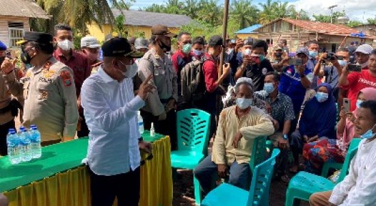 Gubernur Sumatera Utara (Sumut) Edy Rahmayadi bersama Pangdam I/BB Mayjend TNI Hassanudin, Kapolda Sumut Irjen Pol RZ Panca Putra Simanjuntak meninjau banjir di Desa Sikara Kara, Kecamatan Natal, Kabupaten Mandailing Natal (Madina), Senin (20/12). Banjir yang melanda sejak 17 Desember 2021 itu kini sudah berangsur-angsur surut