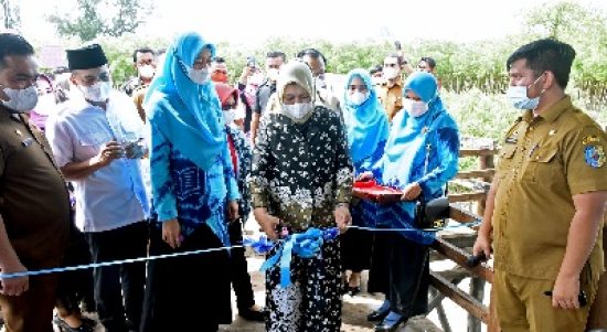 Ketua Gerakan Pemasyarakatan Minat Baca (GPBM) Sumut Nawal Lubis meresmikan Kafe Baca untuk Penggiat Literasi di Pantai Sejarah Perupuk, Kabupaten Batu Bara, Senin (20/12/2021). Pada kegiatan ini, Ketua GPBM Sumut juga memberikan santunan kepada anak yatim dan bantuan sembako kepada guru honorer di Kabupaten Batu Bara.