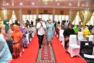 Gubernur Sumatera Utara (Sumut) Edy Rahmayadi bersama Ketua Tim Penggerak Pemberdayaan dan Kesejahteraan Keluarga (TP PKK) Provinsi Sumut, Nawal Lubis menghadiri acara Peringatan Hari Ibu ke - 93 Tahun 2021 di Aula Tengku Rizal Nurdin, Rumah Dinas Gubernur Sumut, Jalan Sudirman Medan, Selasa (21/12/2021)