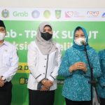 Ketua Tim Penggerak Pemberdayaan Kesejahteraan Keluarga (TP PKK) Provinsi Sumatera Utara (Sumut) Nawal Lubis didampingi Wakil Ketua I TP PKK Sumut Sri Ayu Mihari meninjau vaksinasi massal lansia dan sunat massal di Rumah Sakit Khusus Bedah Accuplast, Jalan Sei Bahbolon, Medan, Rabu (22/12/2021