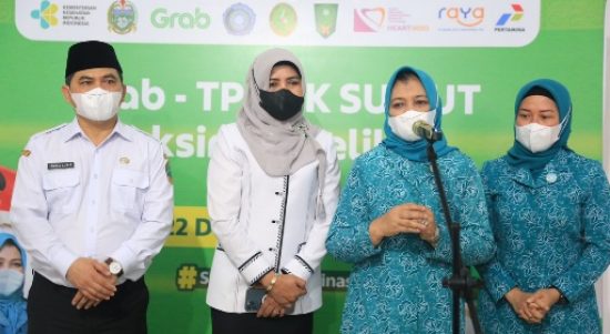 Ketua Tim Penggerak Pemberdayaan Kesejahteraan Keluarga (TP PKK) Provinsi Sumatera Utara (Sumut) Nawal Lubis didampingi Wakil Ketua I TP PKK Sumut Sri Ayu Mihari meninjau vaksinasi massal lansia dan sunat massal di Rumah Sakit Khusus Bedah Accuplast, Jalan Sei Bahbolon, Medan, Rabu (22/12/2021