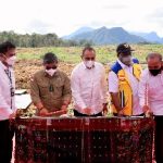 Gubernur Sumut Edy Rahmayadi mendampingi Menteri Koordinator Kemaritiman dan Investasi (Menko Marves) Luhut Binsar Pandjaitan dalam rangka peletakan batu pertama dan penandatanganan prasasti pembangunan Taman Sains Teknologi Herbal dan Hortikultura (TSTH2) di Desa Huta Nauli, Kecamatan Pollung, Kabupaten Humbanghasundutan, Kamis (23/12/2021)