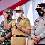 Gubernur Sumut Edy Rahmayadi menjadi Inspektur Upacara pada Apel Gelar Pasukan dalam rangka Operasi Lilin Toba dan persiapan Natal serta Tahun Baru 2022 di Lapangan Lanud Soewondo Medan, Kamis (23/12/2021). Hadir pada kesempatan tersebut Panglima Komando Daerah Militer (Kodam) I Bukit Barisan, Mayjen TNI Hassanudin dan Kepala Kepolisian Daerah (Kapolda) Sumut Irjen Pol RZ Panca Putra Simanjuntak serta Forum Koordinasi Pimpinan Daerah (Forkopimda) Sumut lainnya
