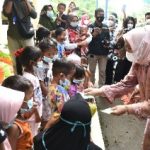 Ketua Tim Penggerak Pemberdayaan Kesejahteraan Keluarga (TP PKK) Provinsi Sumatera Utara (Sumut) Nawal Lubis bersama Wakil Ketua I TP PKK Sumut Sri Ayu Mihari, Ketua Bhayangkari Polda Sumut Rita Panca Simanjuntak, Ketua Persit Kartika Chandra Kirana Dessy Hassanudin dan unsur Forkopimda lainnya, menyerahkan santunan kepada Ibu-ibu dan anak-anak di Desa Sialang Muda dan Desa Sei Baharu, Hamparan Perak, Deliserdang, Kamis (23/12). Bantuan ini bertujuan untuk membantu meringankan kebutuhan keluarga ibu-ibu dan lansia yang kurang mampu secara ekonomi.