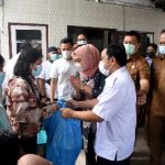 Ketua TP PKK Provinsi Sumatera Utara Nawal Lubis menyerahkan bantuan susu, vitamin, dan sembako kepada orang tua Anak Dengan HIV Aids (ADHA) saat berkunjung Kantor Yayasan Medan Plus, Jalan Jamin Ginting, Pasar VIII Medan, Senin (27/12).