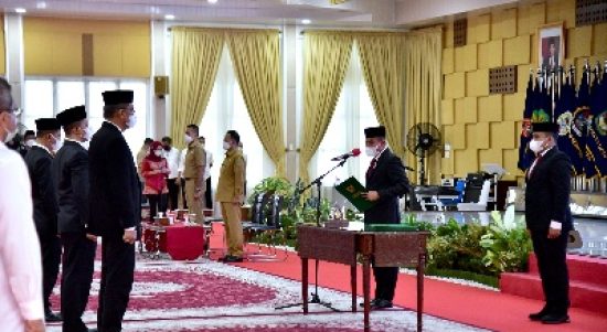 Gubernur Sumatera Utara (Sumut) Edy Rahmayadi didampingi Wakil Gubernur Sumut, MUsa Rajekshah menghadiri sekaligus melantikan Direktur Utama PT. Pembangunan Prasarana Sumatera Utara (PPSU) dan Dewan Direksi Perusahaan Daerah Air Minum (PDAM) Tirtanadi di Aula Tengku Rizal Nurdin, Rumah Dinas Gubernur Sumut, Jalan Jenderal Sudirman Nomor 41, Medan, Senin (27/12?2021).