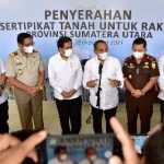 Gubernur Sumatera Utara (Sumut) Edy Rahmayadi mendampingi Menteri Agraria dan Tata Ruang/Kepala Badan Pertanahan Nasional Sofyan Djalil menghadiri acara Penyerahan Sertifikat Sport Centre dan Sertifikat Hasil Penyelesaian Eks-HGU PTPN-II, serta Sertifikat Program Strategis di Aula Tengku Rizal Nurdin, Rumah Dinas Gubernur Sumut, Jalan Jenderal Sudirman 41 Medan, Selasa (28/12/2021).