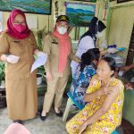 Camat Bintang Bayu Fitrianti Haharap (tengah) bersama Kepala Puskesmas Erna Ningsih melakukan vaksinasi secara door to door ke masyarakat,Selasa (7/12/2021).