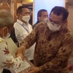 Ketua SMSI Sumatra Utara Zulfikar Tanjung didampingi Sekertaris SMSI Sumut Erris J Napitupulu menerima piagam penghargaan dari Ketua Umum SMSI Pusat Firdaus.