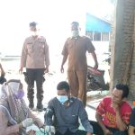 Polsek Pantai Cermin Polres Serdang Bedagai (Sergai) gelar vaksinasi door to door ke rumah-rumah warga di Desa Lubuk Saban, Kecamatan Pantai Cermin, Sumatera Utara, Selasa (07/11/2021).