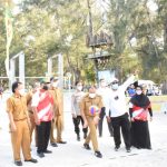 Sekretaris Daerah Kabupaten (Sekdakab) H. M. Faisal Hasrimy melakukan servis bola pertama tanda dimulainya Kejuaraan Bola Voli Pasir tingkat pelajar se-Sumatra Utara (Sumut), yang dihelat di Pantai Cemara Kembar, Kecamatan Perbaungan, Selasa (7/12/2021).