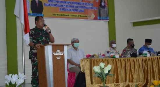 Dandim 0212/Tapsel Letkol Inf Rooy Chandra Sihombing S.I.P memberi sambutan pada Rakor Sektoral oercepatan Vaksinasi Covid 19 di Ruang rapat Hotel Almarwah Kec. Barumun Kab. Palas, Selasa (07/12/2021)
