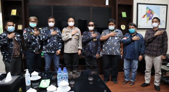 Kapolres Sergai AKBP Dr Ali Machfud menerima kunjungan Wakil Ketua DPD Tk I AMPI Sumut R. Pentikno dan pengurus AMPI Sergai di ruang kerja Kapolres, Selasa, (07/11/2021).