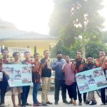 Ketua PAC PP Bintang Bayu Suandiono Sipayung (tengah kaos hitam) bersama pengurus yang melakukan aksi penggalangan donasi untuk korban Gunung Semeru diabadikan usai kegiatan,Rabu (8/12/2021).