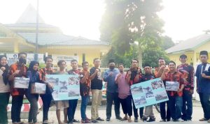 Ketua PAC PP Bintang Bayu Suandiono Sipayung (tengah kaos hitam) bersama pengurus yang melakukan aksi penggalangan donasi untuk korban Gunung Semeru diabadikan usai kegiatan,Rabu (8/12/2021).