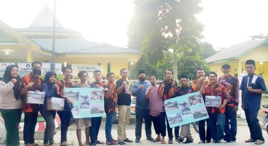 Ketua PAC PP Bintang Bayu Suandiono Sipayung (tengah kaos hitam) bersama pengurus yang melakukan aksi penggalangan donasi untuk korban Gunung Semeru diabadikan usai kegiatan,Rabu (8/12/2021).