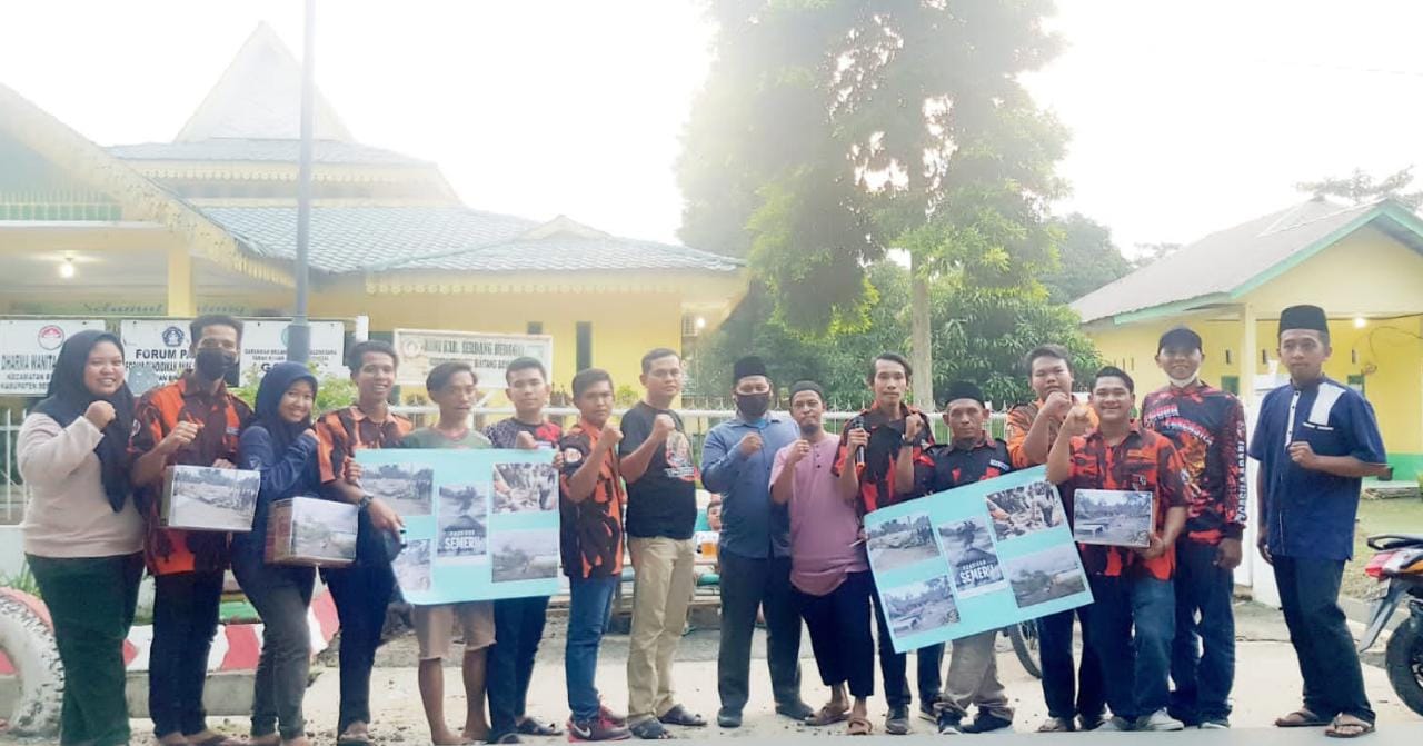 Ketua PAC PP Bintang Bayu Suandiono Sipayung (tengah kaos hitam) bersama pengurus yang melakukan aksi penggalangan donasi untuk korban Gunung Semeru diabadikan usai kegiatan,Rabu (8/12/2021).