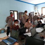 Direktur Samapta Polda Sumut Kombes Pol. Yus Nurjaman,S.IK.,M.Si (dua dari kiri) meninjau langsung pelaksanaan gebyar  vaksin massal dosis satu dan dua di Aula Serba Guna Polres Serdang Bedagai, Rabu (08/12/2021).
