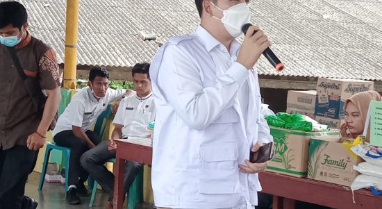 Ketua DPRD Sergai M Riski Ramadhan saat memberikan sambutan di Gebyar Vaksinasi massal di Gedung Kuliner Tempat Pelelangan Ikan (TPI) Dusun I Desa Tebing Tinggi Kecamatan Tanjung Beringin, Rabu (8/12/2021).