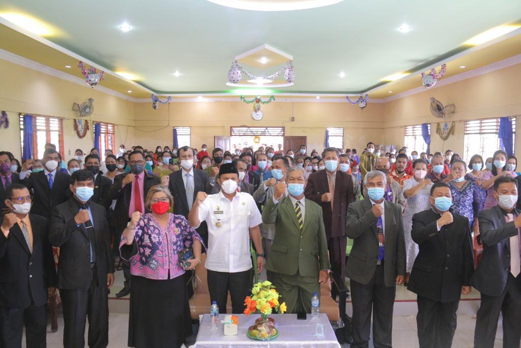 Wabup Sergai Adlin Umar Yusri Tambunan berada ditengah-tengah jemaat dalam Perayaan Natal yang digelar oleh Persekutuan Gereja Pentakosta Indonesia (PGPI) di Gereja GPdI Kecamatan Pantai Cermin, Rabu, (8/12/2021).