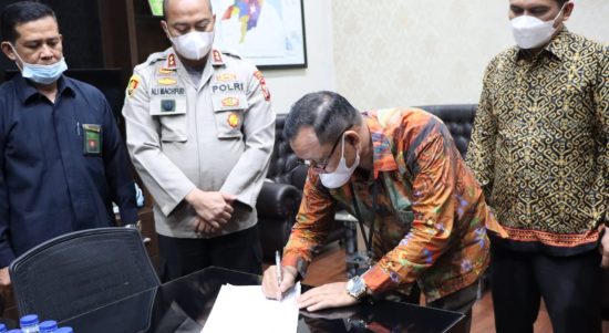 Ketua Pengadilan Agama Ketua Pengadilan Agama Sei Rampah, Munir,SH,MH, menandatangani kerjasama antara Pengadilan Agama dengan Polres Serdang Bedagai terkait proses pengajuan permohonan/gugatan perceraian anggota Polri/ASN Polri,Kamis (9/12/2021).