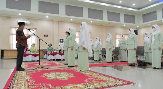 Bupati Sergai H Darma Wijaya kukuhkan pengurus Gabungan Organisasi Wanita (GOW) di Aula Sultan Serdang, Kamis (9/12/2021).