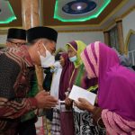 Bupati Sergai Darma Wijaya menyerahkan santunan kepada penerima zakat yang berasal dari ASN dan dikelola oleh Baznas Sergai, Kamis (9/12/2021).