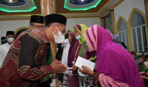Bupati Sergai Darma Wijaya menyerahkan santunan kepada penerima zakat yang berasal dari ASN dan dikelola oleh Baznas Sergai, Kamis (9/12/2021).
