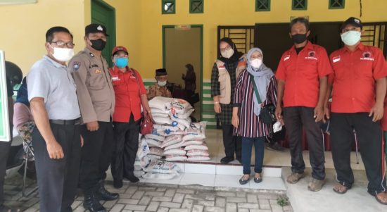 Camat Bintang Bayu Fitrianti (5 dari kiri) menghadiri Gebyar Vaksinasi PDI Perjuangan di Puskesmas setempat,Sabtu (11/12/2021).