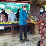 PUK PHS Papaso Bitcar siregar sedang menyerahkan minyak goreng kemasan kepada warga.