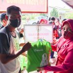 Ketua Bhayangkari Cabang Polres Serdang Bedagai, Ny. Bayu Ali Machfud simbolis menyerahkan bantuan sembako kepada masyarakat terdampak musibah banjir,Sabtu (11/12/2021).