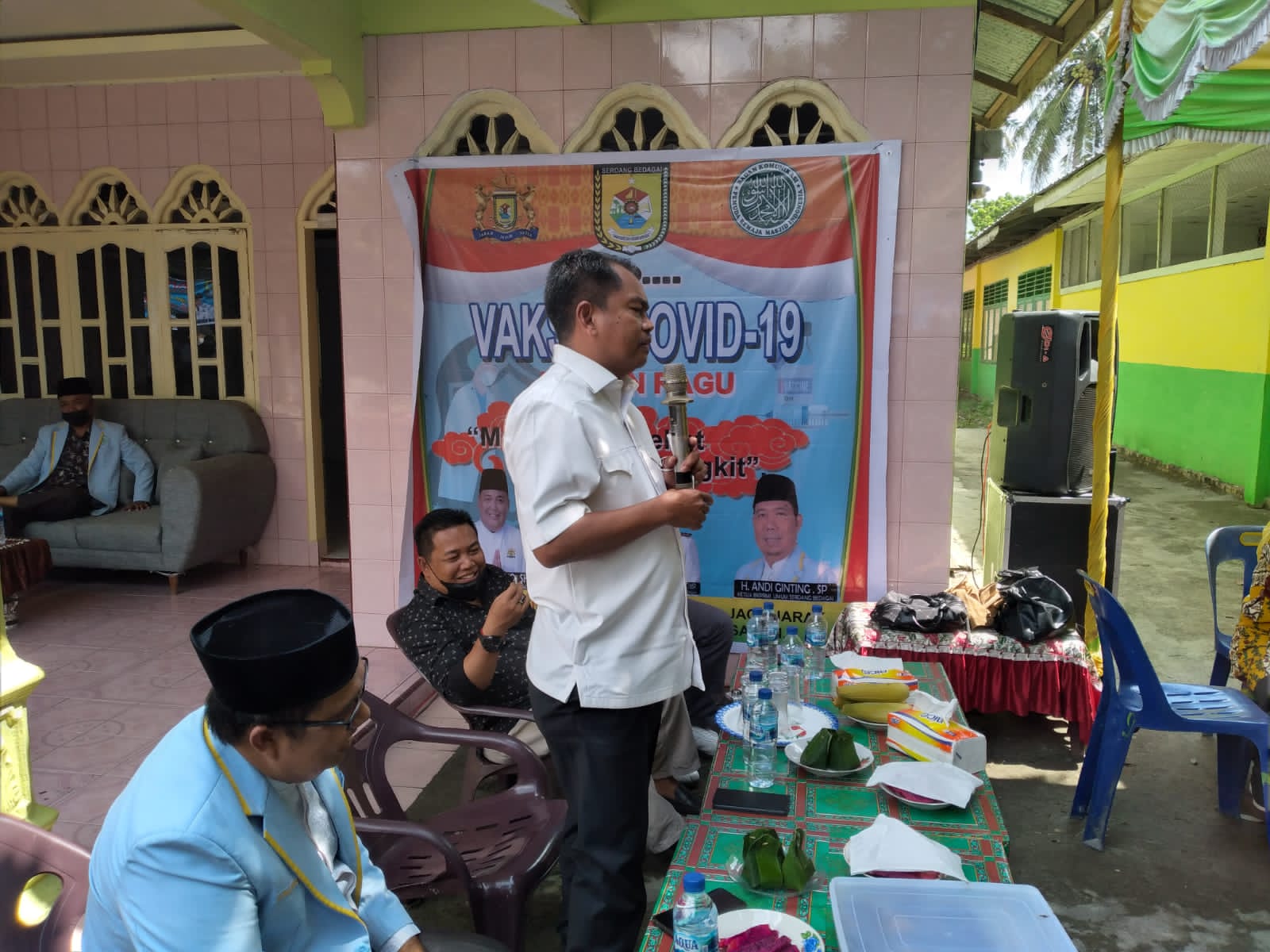 Bupati Sergai Darma Wijaya didampingi Ketua BKPRMI Andi Ginting memberikan sambutan dalam Gebyar Vaksinasi di Jati Mulyo,Sabtu (11/12/2021)
