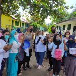 Pamatwil Polda Sumut Dir Samapta, Kombes Pol. Yus Nurjaman,SIK.,M.Si (4 dari kanan) bersama warga yang divaksin di Gebyar Vaksinasi Covid-19 di Dusun IV, Desa Pantai Cermin Kanan, Kecamatan Pantai Cermin, Sabtu (11/22/2021).