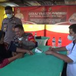 Kapolsek Firdaus AKP Idham Halik meninjau Vaksinasi di halaman Mapolsek Firdaus.,Minggu (12/12/2021).