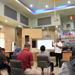 Sekdakab Sergai tampak memberikan penjelasan pada Rapat Koordinasi (rakor) data vaksinasi di Aula Sultan Serdang, Kompleks Kantor Bupati Sergai, Sei Rampah, Minggu (12/12/2021).